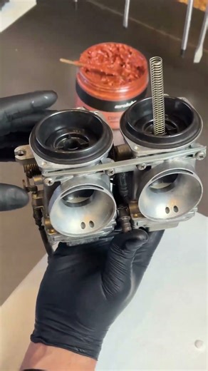 Mikuni BST33 – gasschuif in carb huis plaatsen