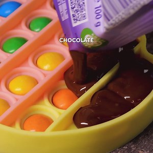 She surprised her mom with the unique chocolate gift! Genius and funny chocolate bar idea for kids | FoodGasmic