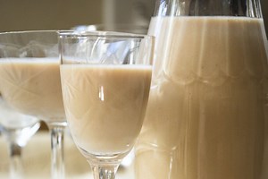 Homemade Irish Cream • 6 ingredients - 5 minutes!