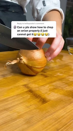 Reply to @kelliepooler THIS WILL CHANGE YOUR LIFE! How to cut your onions like a pro 🧅🔪 #onions #knifeskills #masterclass #howto