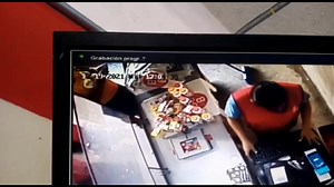 17K views · 230 reactions | Hola felix fox esta es la persona que tomo ayer el teléfono de mi mama por si alguien lo conoce ya que ayer le envié mensaje y los vio ya noche alas 11:23 no fue la cajera fue este señor que se dio cuenta de todo y al final lo tomo no fue para hablarle ami mamá de que lo dejo que poca falta de empatia | Felix Fox | Facebook