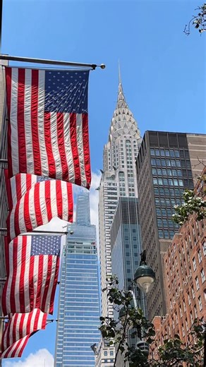 Alexandra La Torre • NYC travel on Instagram: "Welcome to New York City 🗽✨ A place where every street has a story and every skyline view feels like a movie scene. And right in the heart of it all stands one of the city’s most breathtaking masterpieces — @chryslernyc 🏙️✨🇺🇸 A true icon of the Art Deco era, it’s known for its bold lines, geometric patterns, and that unforgettable glowing crown ✨Completed in 1930, it briefly held the title of the tallest building in t