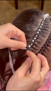 4-Strand Braid with Ribbon 🎀 | Trenza de 4 cabos Un toque de color y estilo 💕 ¡Ideal para cualquier ocasión! #4StrandBraid #RibbonBraid #CuteHairstyle #HairTutorial #TrenzasConCinta #BraidsStyle #PeinadosFaciles #fypシ゚viralシfypシ゚ | Trenzas Valentine