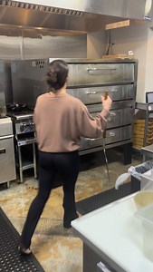 3.7M views · 4K reactions | Color on top makes it pop! All pepperoni lovers check in #pizza #chicago #florida #jensenbeach #pepperoni #stuart #beach #work #explorepage✨ #crispy #girls | Ian and Kye’s Pizza | Facebook