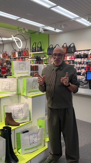 ✨ AGENCEMENTS CHAUSSURES VÊTEMENTS ✨ : Boutique Moi et l'autre 👗 Dans cette série de vidéos, on vous présente des idées d'agencements de nos exclusivités en collaboration avec quelques boutiques de vêtements du centre-ville! On poursuit cette semaine avec la Boutique Moi et l'autre. 😊 ⚠️ P.S.: Pour toutes questions concernant des produits présentés dans les capsules, veuillez nous écrire via la messagerie privée (Messenger). Idéalement, avec une capture d'écran si ça s'applique. Merci! 📍 1767