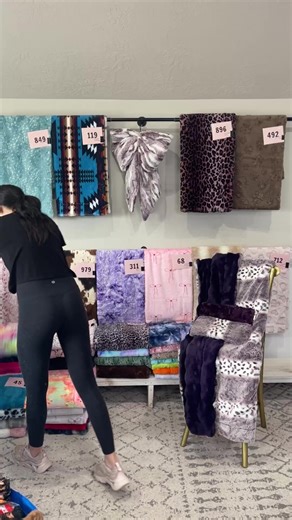 🐣👶 Kate and Saige are live with brand new baby blankets! Cmon what’s better than a brand new baby? 😉 ⬇️⬇️⬇️⬇️⬇️⬇️⬇️⬇️⬇️ https://thedesignerminkyco.com/collections/shop-live/products/baby-designer-29x40 | The Designer Minky Co.