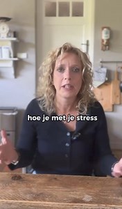 Een dag uit het leven van iemand die teveel suiker eet: de dag begint vaak nog wel goed met een gezond ontbijt en misschien zelfs wat gezonde snacks. De lunch gaat ook nog wel maar ergens in de middag beginnen de eerste problemen. De 16:00 uur dip. Je energie zakt weg, je voelt je traag en lusteloos en je grijpt naar de makkelijkste oplossing. Een snelle snack, een blikje cola of iets anders (met suiker). Voor even voelt dat beter, maar niet veel later komt de onvermijdelijke crash waardoor je j