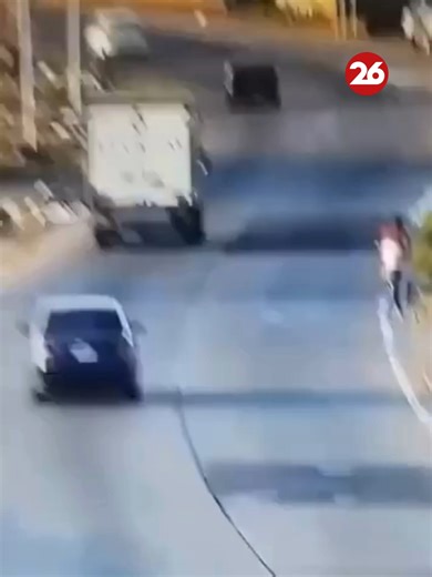 🔴 VIDEO IMPACTANTE: LADRÓN TRATÓ DE ROBAR UNA MOTO Y FUE ATROPELLADO 👉 Un violento intento de robo tomó por sorpresa a conductores que circulaban por el Acceso Sudeste, a la altura de la localidad bonaerense de Quilmes (provincia de Buenos Aires), cuando dos hombres cruzaron la autovía para interceptar a un motociclista. 👉 Una cámara de seguridad registró cómo uno de los sospechosos quedó en medio de la calzada y fue embestido por un auto que no logró esquivarlo. El impacto fue tan fuerte que