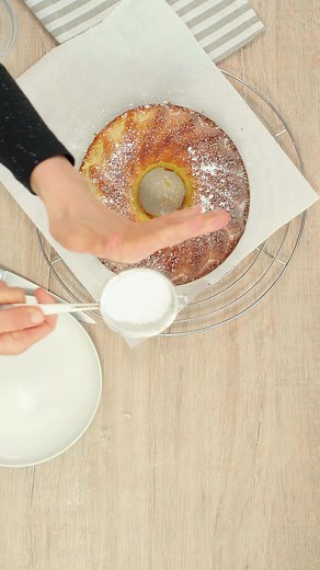 18K views · 189 reactions | Dieser Quark-Gugelhupf ist einfach immer ein Hit! ❤️ Zum Rezept: https://www.einfachbacken.de/rezepte/fluffiger-quark-omas-schnelles-rezept Das ganze Video findest du jetzt auf unserem YouTube-Kanal! https://www.youtube.com/@einfachbacken #einfachbacken #quarkgugelhupf #quark #gugelhupf #rührteig #klassiker | einfach backen | Facebook