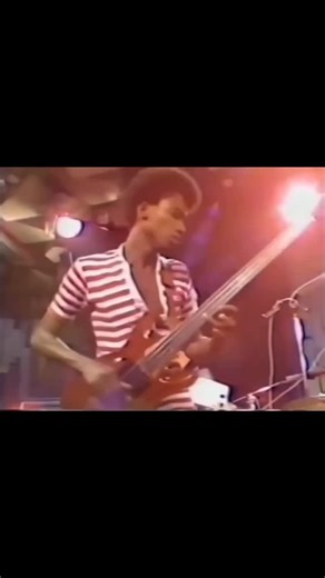 Alphonso Johnson unleashes a bass solo that’s a blend of finesse, rhythmic groove, and pure elegance. A masterclass in tone and touch. What part of his playing speaks to you most?👇 #sogrooveoficial #alphonsojohnson #basssolo #jazzfusion #funkbass #basslegend #bassgroove #bassplayer #bassmusician #bassistlife #basslove #basscommunity #groovemaster #lowendtheory #bassinspiration #bassistsofinstagram #bassdaily #fusionbass #bassicon #sessionbass #chapmanstick | Só Groove