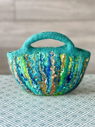 Join me as I wet felt a basket bag on a ball! If you'd like to create your own felt bag like this one, you can learn exactly how in my new online Domestika course 'Creating Bespoke Wet Felted Bags Using Advanced Techniques'. Visit the link in the comments or my profile page for all the details! PS If you do not wish to pay for a year-long Domestika membership, I recommend signing up using the regular full price (not the free trial), which will give you forever access to this amazing course at an