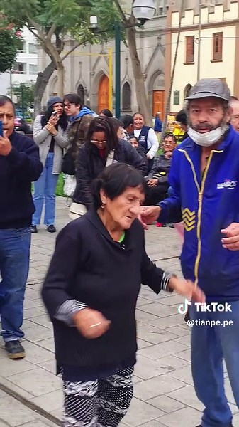 Video de TIANFICTISIUSpe ⚽️ (@tianpe.pe) relacionado con “Bart Baker”