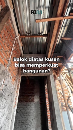 Balok latey adalah balok beton yang dipasang di atas kusen pintu atau jendela. Fungsinya bukan hiasan, tapi menahan dan mendistribusikan beban dinding di atas bukaan supaya beban tersebut tidak langsung menekan kusen. Kalau bangunan tidak memakai balok latey, beban tembok dan atap di atas pintu atau jendela akan turun langsung ke kusen. Dalam jangka waktu tertentu, ini bisa menyebabkan: \t•\tKusen melengkung atau turun \t•\tRetak di sudut pintu dan jendela \t•\tDaun pintu atau jendela jadi seret