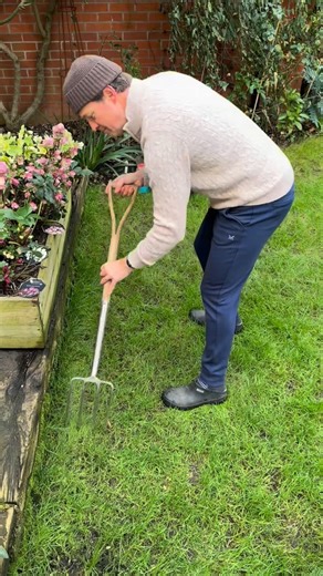 Tom Strowlger on Instagram: "Winter Lawn Overseed Please do watch and listen along 👍 I’ve got a 10% discount promo code GWTLAWN2026 for you at www.bostonseeds.com @bostonseeds on lawn seed, fertiliser, mini handheld spreaders and lawn drop spreaders I’ve got a 10% discount promo code GWT10 for you at www.fieldcompost.co.uk @field_compost on Field No.4 Organic Fine Grade Lawn Dressing To buy Everedge Classic Lawn Edging please use my promo code GWT26CLASSIC for 10% off at www.everedge.co.uk @eve