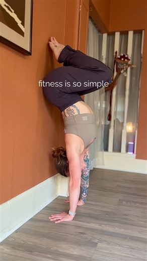 Julia The Yogi on Instagram: "Im so sick of seeing the reels where pilates and yoga are pitted against each other, pilates and strength training are potted against each other and everyone is trying to make you feel behind. And I’m sick of seeing the division! Because honestly, it doesn’t really matter what you’re doing, but that you do SOMETHING. And preferably something you enjoy. Of course there are pros and cons, challenges and advantages to every exercise or practice we have, but for those w