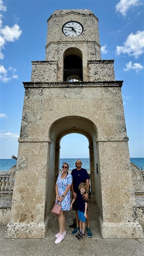 A trip to Palm Beach is not complete without a visit to Worth Avenue. This upscale destination in Palm Beach county offers an array of designer boutiques, European architecture, courtyard dining, and the famous “vias” where you should spend time strolling around each one and appreciating the art, fountains and the tropical feeling. You can end or start your trip by visiting the beautiful beach, located right there, and please don’t forget to take a picture in front of the iconic clock tower ⭐️ S