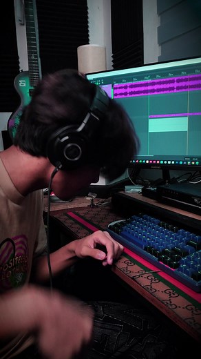 Medyo na over na ako dito ah HAHAHA Soloing over "LEAVE THE DOOR OPEN" with the Yamaha Revstar Professional RSP20X From Yamaha Music Philippines . Other Gear Used: Blackstar Amplification ID:X 100 Panlipi Manila Guitar Strap Kable Atbp Guitar Cables Heart of Music Manila Blackstar PH Yupangco Music Yupangco Music Direct Positeebo T-shirt and cap beybe #yamaha #yamahamakewaves #YamahaMusicPhilippines #MakeWaves #revstar #skits #brunomars #leavethedooropen #guitarist #guitar | Aizakk