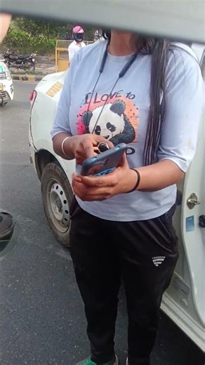 uber driver girl.fight on road 🛣️ itni bhi easy nhi hoti driver life #uberdriver #driverproblems