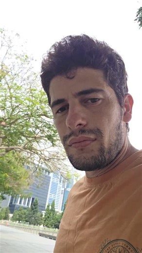 Kur viziton një shtet të ri, mos u streso për internetin. Me @supersim.tel ke internet në mbi 75 shtete. Shkarkoje tani! | Aventurat e Julit