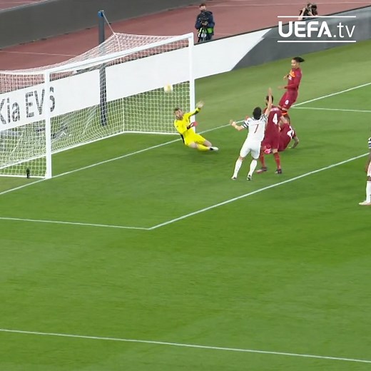 1.7M views · 10K reactions |  David De Gea in stunning form against Roma! 朗 Manchester United's number 1? #UEL | UEFA Europa League | Facebook