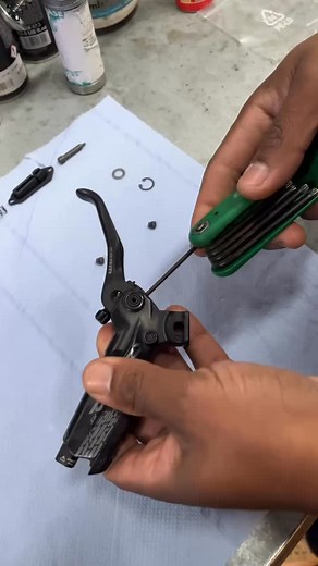 TECH TUESDAY #7 Our resident lever rebuild expert - @thando503 - takes us through a Sram Code RS rebuild 🫱🏼‍🫲🏽 #thandstechtuesday | Hellsend Bike Shop