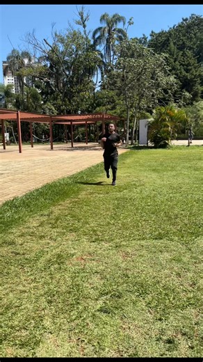 Meu primeiro treino de corrida foi 1h20m, fazia um tiro correndo rápido e andava para recuperar o oxigênio hahaha... foi incrível correr! É uma liberdade tão boa, que eu senti o cara do momento hahaha