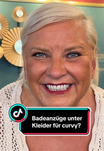 Badeanzug oder Bikini? Was tragt ihr gerne im Sommer und in welchem Bade-Outfit fühlt ihr euch am wohlsten? #Badeanzug #Trend #Bikini STRICKKLEID MODE TREND