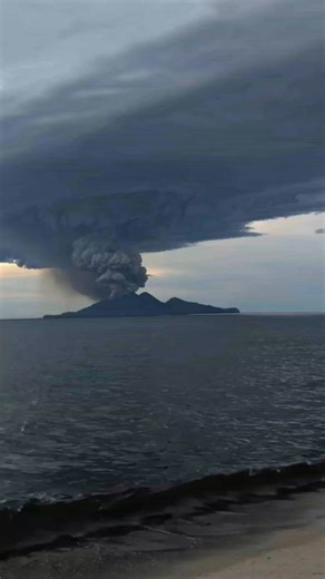 Volcanic Eruption at Krakatoa Volcano | Er