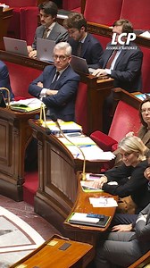 "Cela nous dit soit vous êtes macronistes, soit c'est l'hiver nucléaire et les cavaliers de l'Apocalypse qui déferlent sur le pays." Une note du gouvernement pour alerter sur le "risque financier" de ne pas adopter de projet de loi de financement de la Sécurité sociale, pour 2026, met le feu aux poudres dans l'hémicycle. | LCP