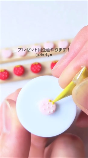 【樹脂粘土】コロッと可愛い♥苺マカロンのチャーム作ってみた(*ﾉωﾉ)I made a cute little strawberry macaron charm♥ (*ﾉωﾉ)#フェイクスイーツ