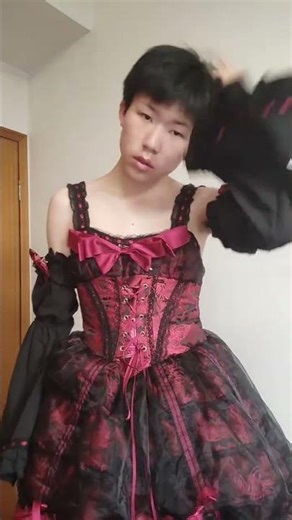 Revamp Your Style! Refreshing Contrast in Skirt Costumes