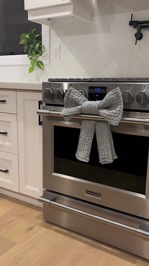 DIY Christmas Bow Tutorial by The Mother Daughter Diaries