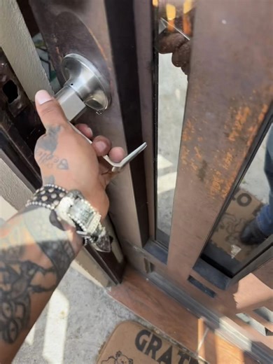 Que onda mi gente bonita excelente jueves 🍀🔥🤟🏼 Esperando anden muy bien 😎 Ya en el local atendiendo 🫡 Mucha ropa chida disponible 🥵 precios de remate y un ambiente chido q no te puedes perder Ven a conocernos si aún no has venido 😎✌🏼🔥 Hoy hasta las 9 pm 🕘 #thethriftclub #RopaChidaParaGenteChida #NuevoLaredo #tiendaderopa #fypviralシ