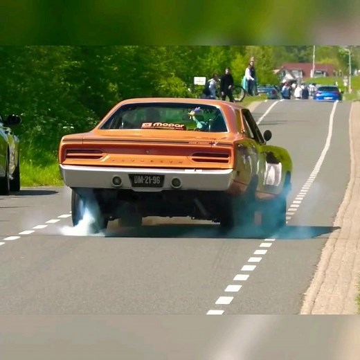 1970 Plymouth Road Runner CRAZY Sound&Burnout #plymouth #musclecar #burnoutcars #subscribe #shorts