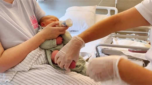 Depuis le mois de septembre, le test de Guthrie permet de dépister 3 nouvelles maladies chez le nouveau né. Le Dr HAFSI, pédiatre à orientation neuropédiatrique, vous explique. | Centre Hospitalier de la Région de Saint Omer