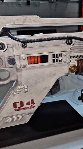 ¿Qué es lo que más os gustó de Alien Romulus? Esto es una réplica de resina del Rifle de pulsos F44AA muy bien hecha por HCG __ __ What did you like most about Alien Romulus? This is a resin replica of the F44AA Pulse Rifle Very well done by Hollywood Collectibles Group | Luis Nostromo