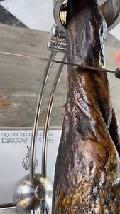 La préparation du jambon, tout un art ! 👩🏼‍🎨🐖 Idéal pour les fêtes ! 🎁 📽 https://bit.ly/2WRM1A8 | BEEF Magazine France