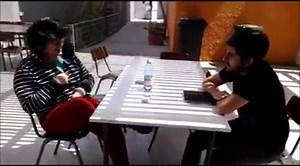 Acatisia (El vídeo es actuado pero nos refleja de lo que se trata la enfermedad) Haskovec, en 1904, creó el término acatisia para describir una sensación interior de inquietud, incapacidad para sentarse y estarse tranquilo y compulsión a moverse. Cuando se sienta, el paciente cambia de manera constante la postura del cuerpo y de las piernas, a las que cruza y regresa, y balancea la pierna libre. También se caracteriza por movimientos de carrera sin desplazarse y marcha persistente. Esta anormali