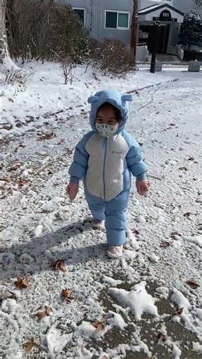 walking on the snow in baby bear suit 눈위를 걷는 아기곰