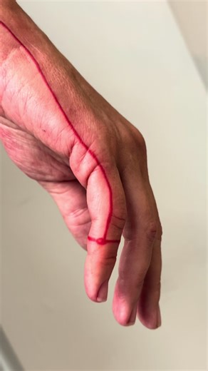 ❤️Vc conhece a lenda asiática Akai Ito? Essa tattoo representa o fio vermelho amarrado pelos deuses em quem está predestinado a encontrar o seu amor. Lindo né?! #akaiito #tattoo #tatuadora #teresopolis