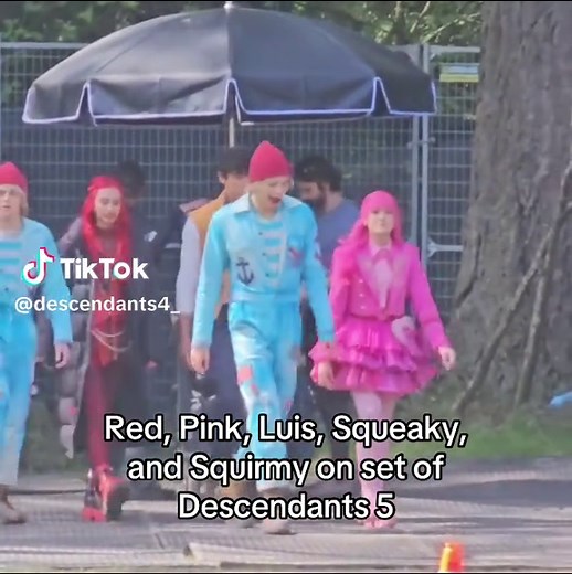 Pink’s new outfit is amazing 💕 #descendants #descendants5 #forthewin #descendantstheriseofred #theriseofred #riseofred #kyliecantrall #liamanisegura #alexandrobyrd #ryanmcewen #daytonparadis #red #pink #luis #squeaky #squirmy #filmset #bts #set #film #vancouver #shuffleoflove #disney #fyp
