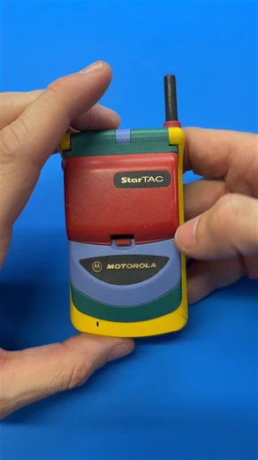 Curro ZOOO on Instagram: "Motorola StarTAC Rainbow lanzado en el año 1998 #motorola #startac #rainbow"