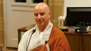 A 'zen' nem billent ki a saját kultúrádból, felajánl egy más nézőpontot, de a kultúrát nem alakítja át. Te jobban fogod látni a saját kultúrádat, benne önmagadat, a kapcsolataidat, és az utadat... A zen meditációs technikája azzal a "nulladik" ponttal kezdődik, hogy "Merj látni és merj őszinte lenni önmagadhoz." Ez nem kultúrafüggő, nem vallásfüggő. Ez emberfüggő... (Csong An Szunim - az Eredeti Fény Zen Templom apátja) - 2019.11.28. forrás: https://www.youtube.com/watch?v=Olvg0ueeEwE | Zen