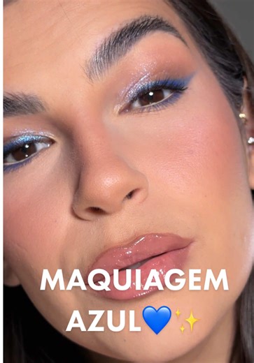 BLUE MOOD 🦋💙🫐❄️ Usei: - hidratante @catharinehilloficial ; - caneta de sobrancelha @sheglam_official cor expresso; - gel de sobrancelha @anastasiabeverlyhills ; - base @hauslabs ; - contorno @kikomilanobr ; - blush @hudabeauty ; - paleta New York @catharinehilloficial ; - long lasting eyeshadow stick @kikomilanobr ; - paleta Finding Dory @catrice.cosmetics.brasil ; - caneta delineadora azul @fenzzamakeup ; - corretivo @hourglasscosmetics ; - pó solto @hudabeauty ; - bronzer cor sunset @mascav