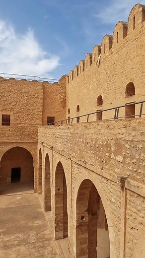 Le Ribat de Sousse, gardien du temps, veille fièrement sur la médina et la mer depuis des siècles 🌊✨ #RibatDeSousse #HistoireVivante #PatrimoineTunisien 🇹🇳💫 | Kaouane Hichem