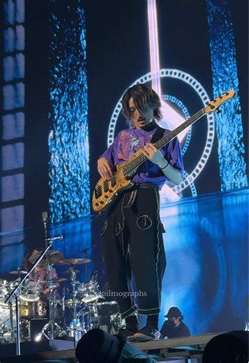 Ryota and Toru's Side Switch at ONE OK ROCK Manila Concert