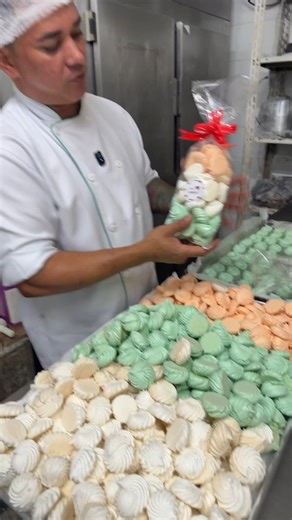 Felipinho Santos l Padaria | Confeitaria | Receitas on Instagram: "SUSPIRO DE APENAS 3 INGREDIENTES! ✅ Se você está em busca de uma receita de suspiro caseiro que seja realmente crocante e muito fácil de preparar, este vídeo foi feito para você. 👉 Comenta "EU QUERO" que eu te envio o passo a passo no direct. #suspiro #docedepadaria #receitafacil #confeitaria #doce"