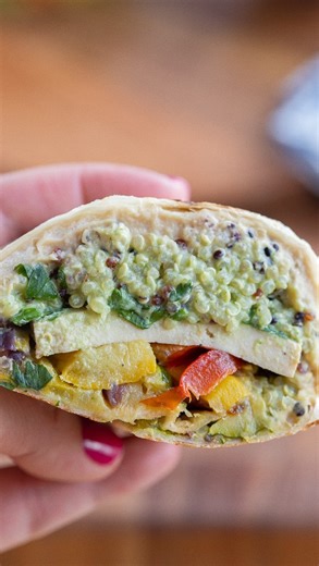 These High Protein Vegetarian Wraps are packed with about 20 g of protein each and they are perfect for cold weather lunches! Prep the ingredients, ahead of time and these delicious wraps come together and just about five minutes each morning. ☀️ . . Comment “wrap” below and I’ll send you the recipe! . . . . . . #wrap #lunch #itswhatsforlunch #lunchboxideas #vegetarianlunch #healthylunchideas #healthylunches #healthylunchbox #vegetarian #vegetarians #vegetariansofig #vegetarianfoodlover #vegetar