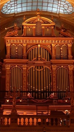 The organ playing in St. Stephen's Basilica. #budapest