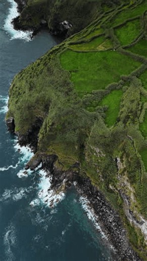 clip-4108040563-coastal-cliffs-azores-patchwork-farmland-above-atlantic